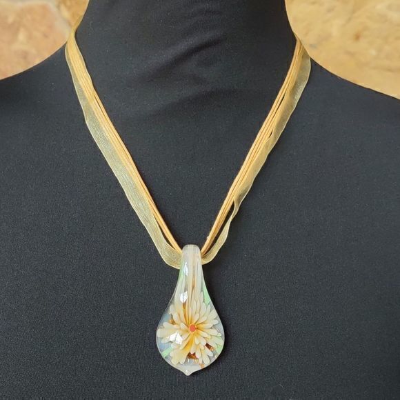 Yellow Flower Teardrop Necklace‎ - Picture 2 of 13